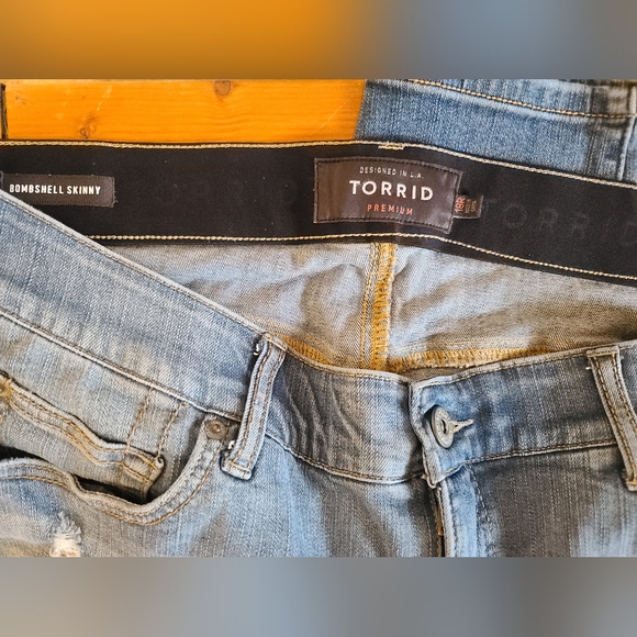 Torrid Premium Women's Bombshell Distressed Skinny Size 18R 28" Inseam Blue Jean - Picture 5 of 7